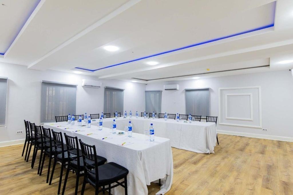 Crownsville Hotel - Airport Road Порт-Харкорт Экстерьер фото