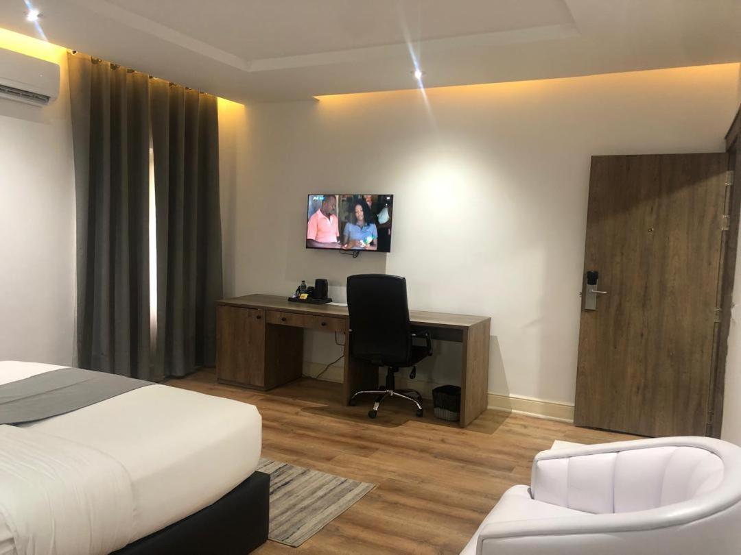 Crownsville Hotel - Airport Road Порт-Харкорт Экстерьер фото