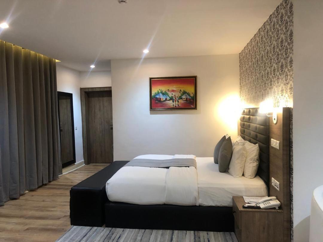 Crownsville Hotel - Airport Road Порт-Харкорт Экстерьер фото