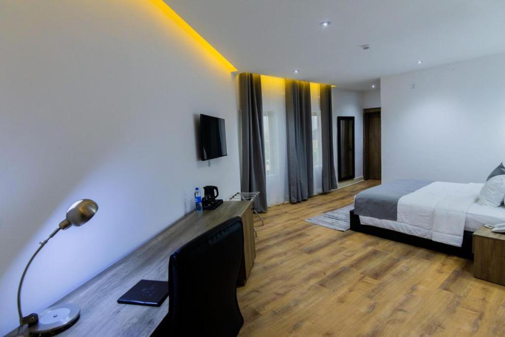 Crownsville Hotel - Airport Road Порт-Харкорт Экстерьер фото