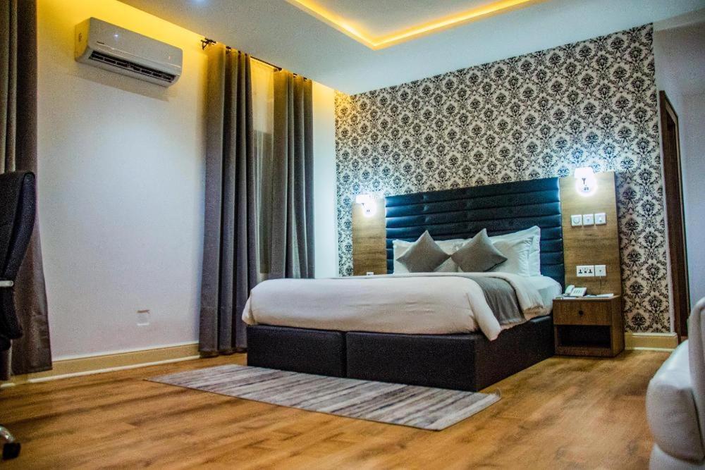 Crownsville Hotel - Airport Road Порт-Харкорт Экстерьер фото