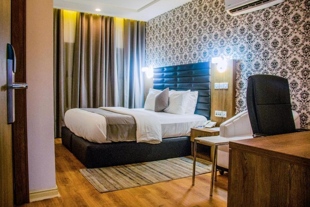 Crownsville Hotel - Airport Road Порт-Харкорт Экстерьер фото