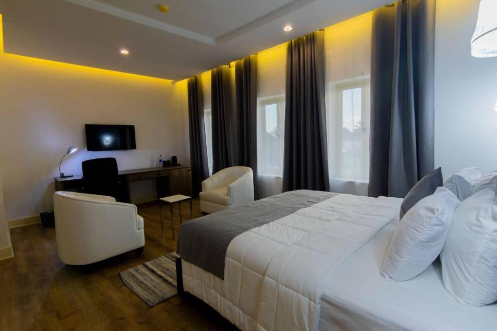 Crownsville Hotel - Airport Road Порт-Харкорт Экстерьер фото